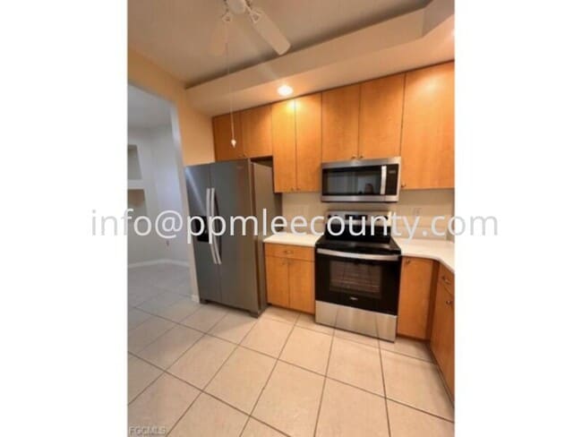 Foto del edificio - Fantastic totally renovated 2 bedroom 2 bath condo in Van Loon Commons.