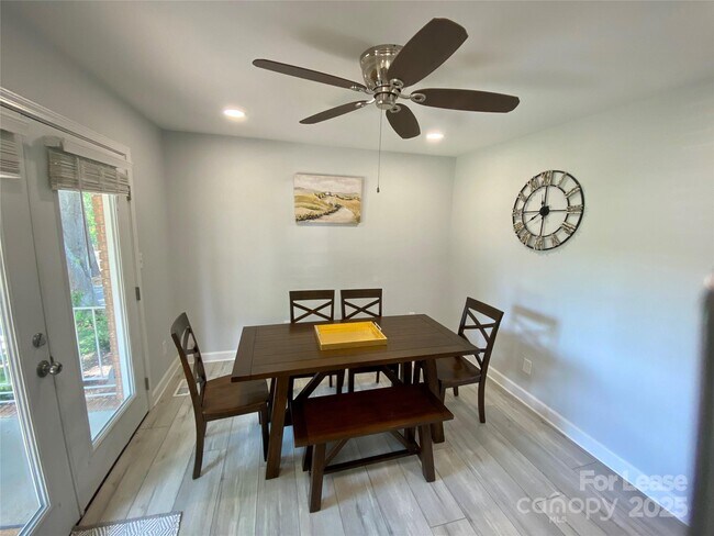 Foto del edificio - 113 Forest Dr