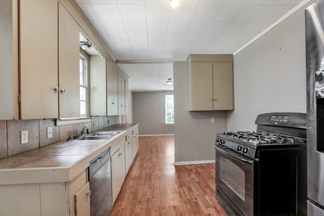 Building Photo - 1615 Marshall Dr