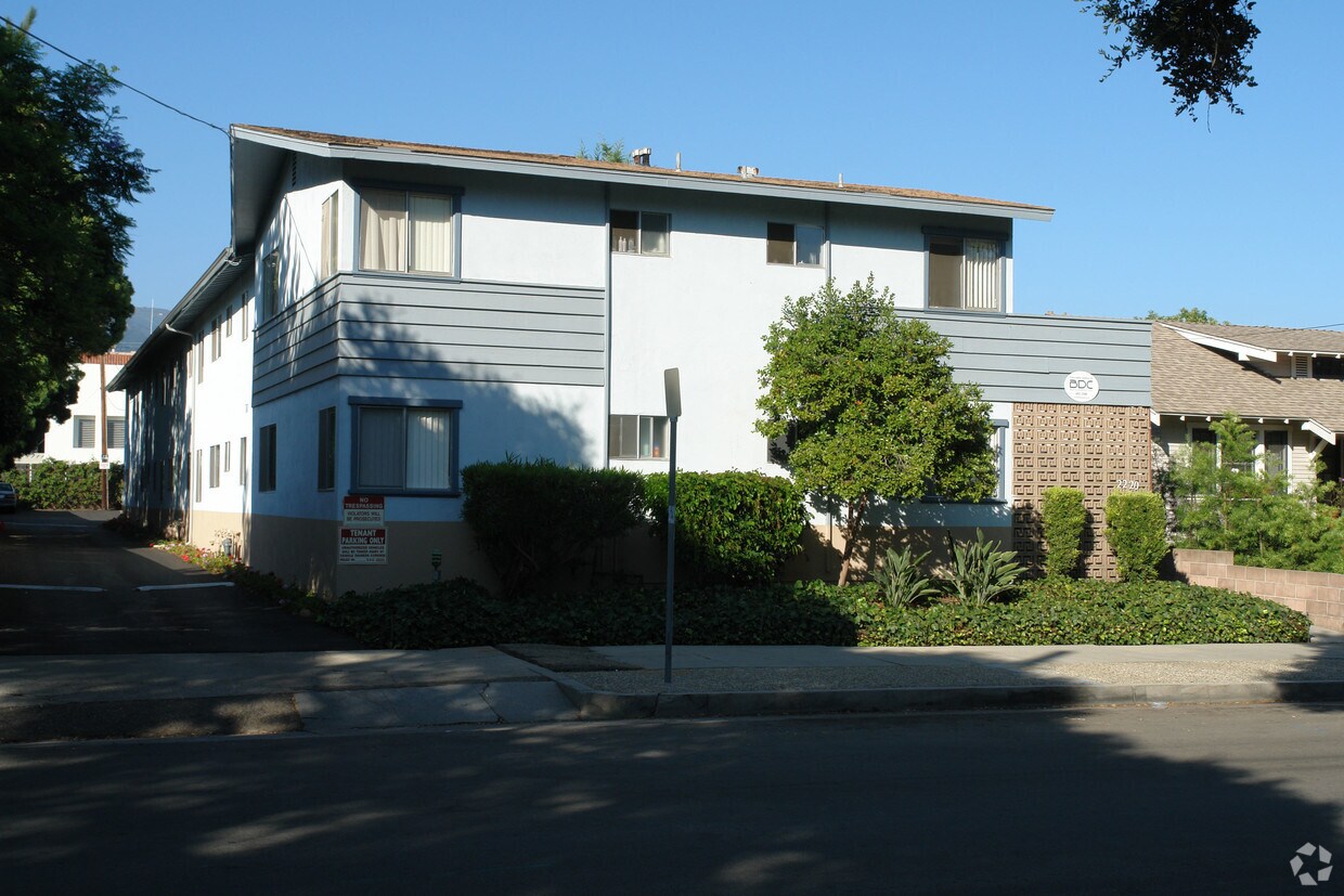Primary Photo - 2220 Oak Park Ln