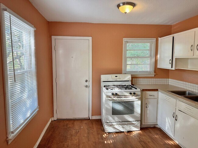 Foto del edificio - Affordable 2 Bed 1 Bath in Sunnyside Heights