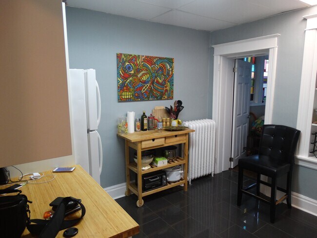 Photo du bâtiment - Main Floor Unit With Lots of Space and Charm