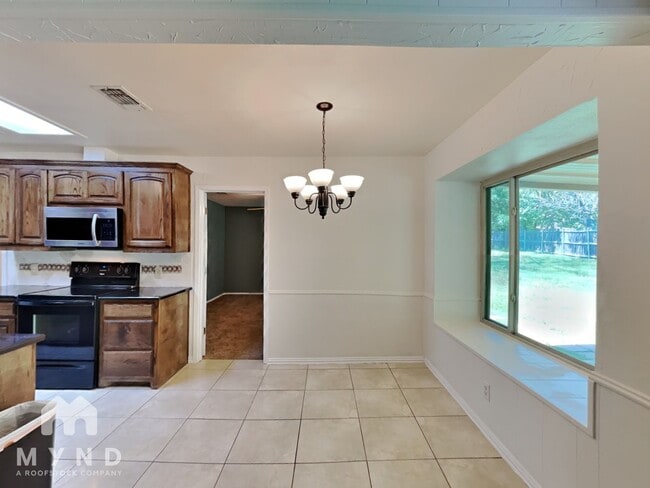 Building Photo - 2015 Arborcrest Dr