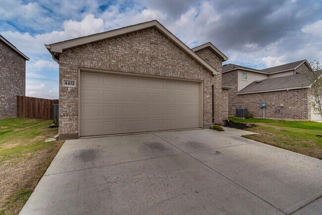 Building Photo - Beautifully Crafted 3 bedroom 2 bath in Fort Worth, TX.