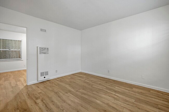 Building Photo - 1728 Granville Ave