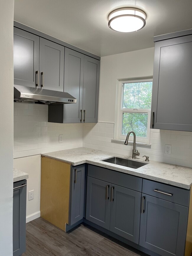 Building Photo - 20 E 41st Plz