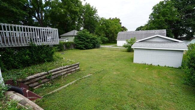 Building Photo - 105 Budlong St