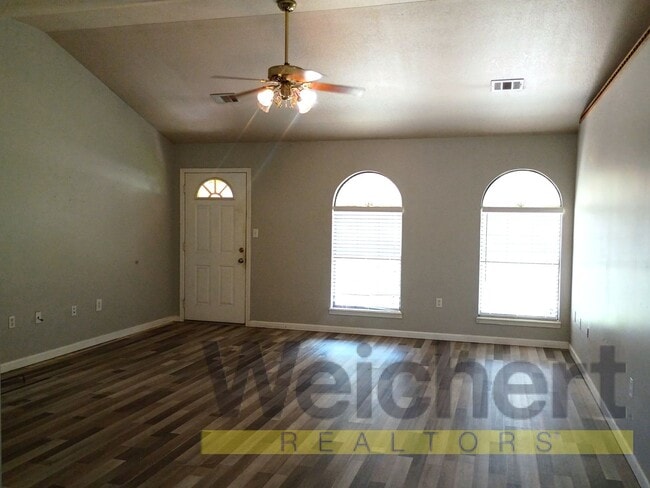 Building Photo - Spacious 3 bedroom home with attached garage