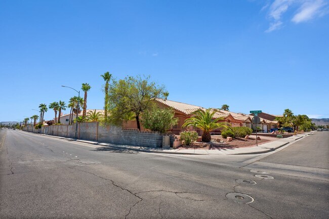 Building Photo - SW!! Single Story!! Pool!! NO HOA!!  Corne...