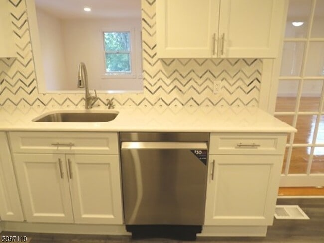 Building Photo - 84 Corabelle Ave
