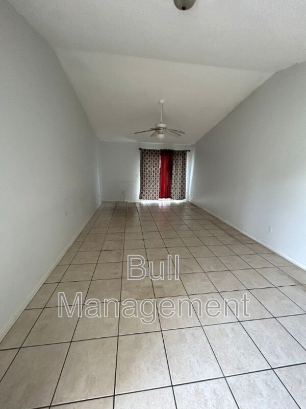 Foto del edificio - 18 Sandalwood Ct