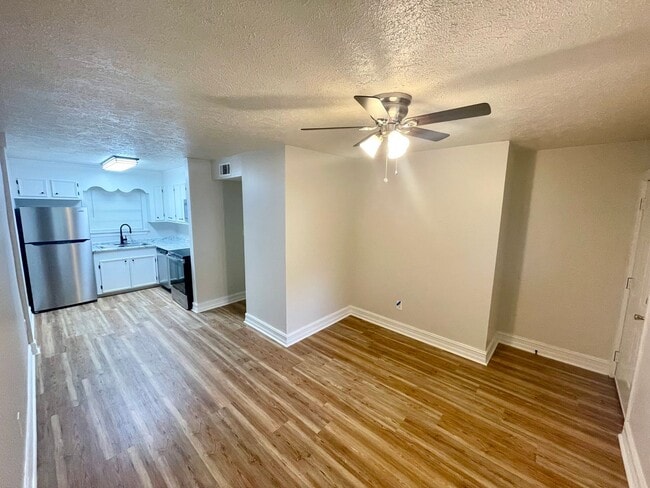 Foto del edificio - NEWLY RENOVATED! 2 Bed, 1 Bath Apartment f...