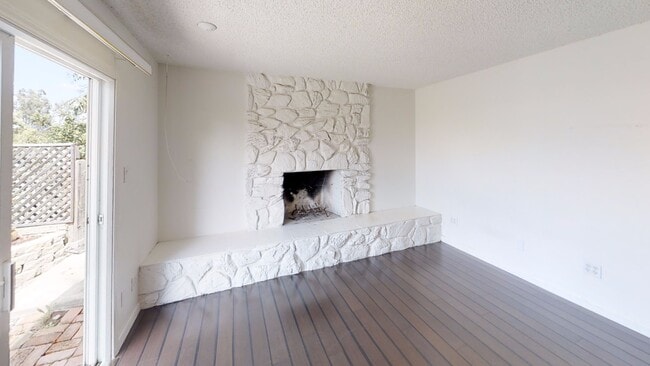 Building Photo - 5BD/2BA, Great Private Yard!
