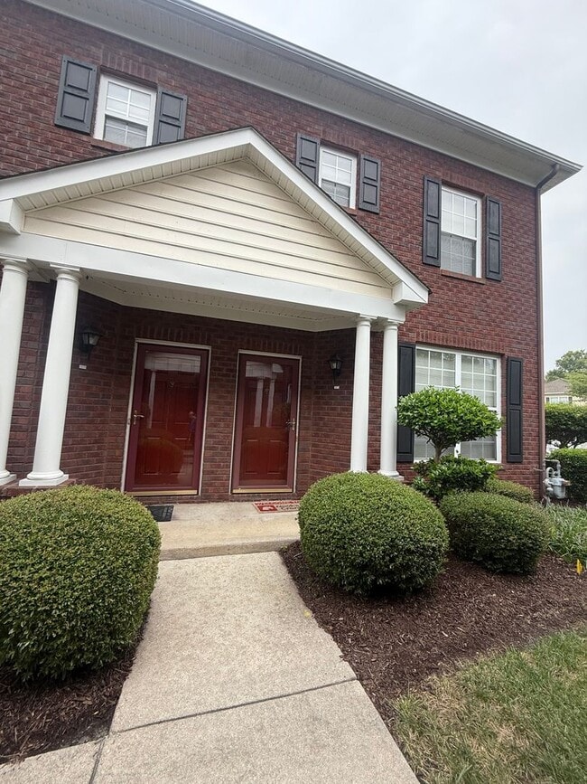 Building Photo - Lovely 2 Bedroom 2.5 Bathroom Located in V...