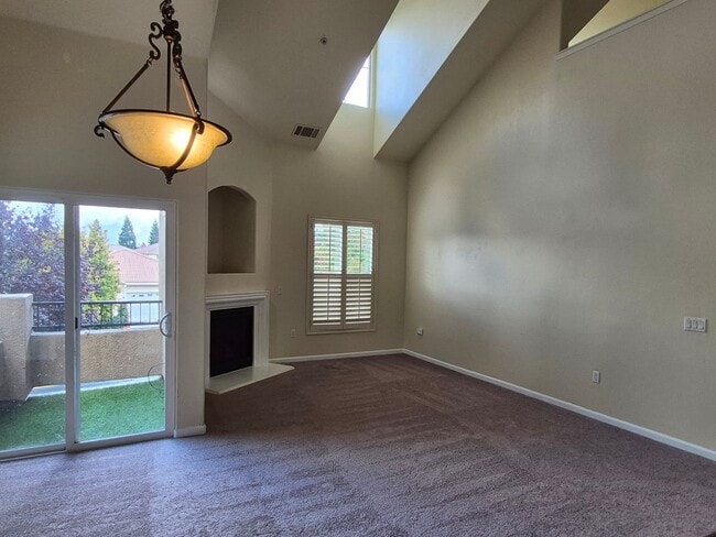 Building Photo - Adorable 2 bedroom 2 bath with Loft Townhome