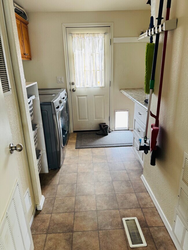 Foto del edificio - 750 Hayland Dr