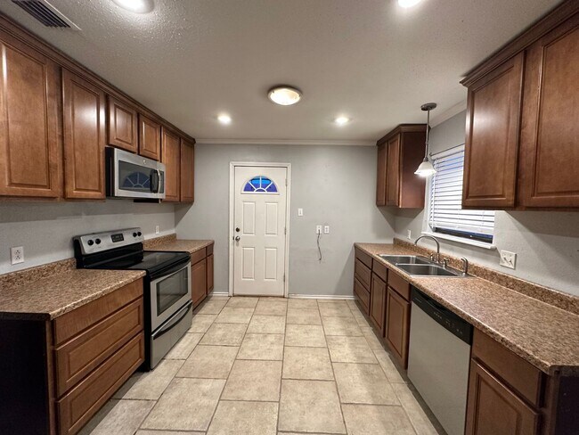 Building Photo - Spacious 2/1!