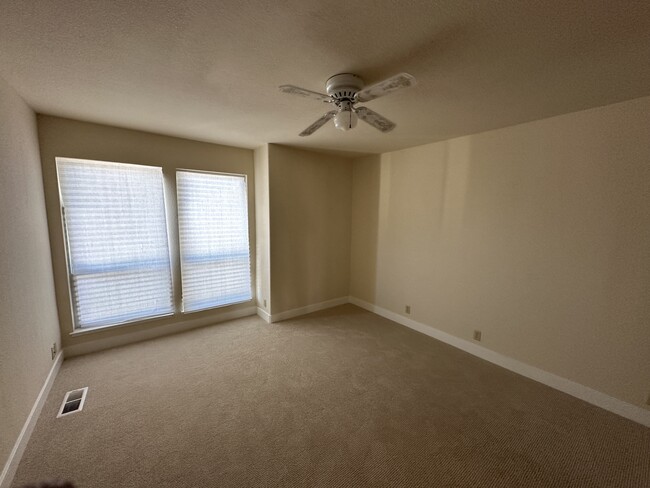 Building Photo - 4234 Hillview Dr