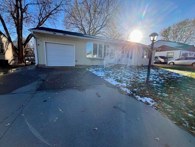 Building Photo - Spacious 2 Bed/2 Bath with Fenced in Yard!