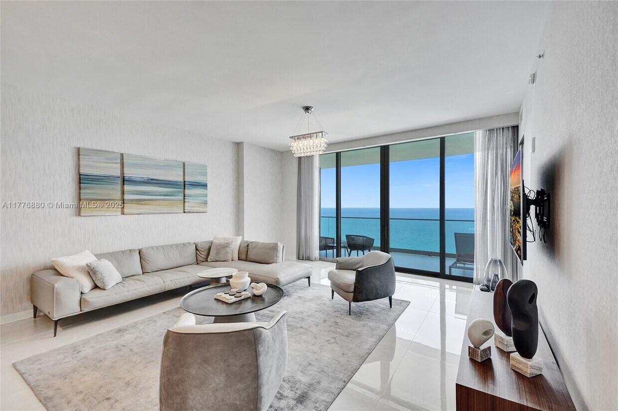 Foto principal - 18975 Collins Ave