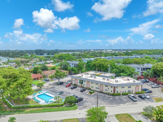 Building Photo - Oakland Park Villas