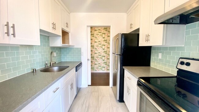 Building Photo - Breathtaking Views of SF & Bay Bridge from this Top Floor unit