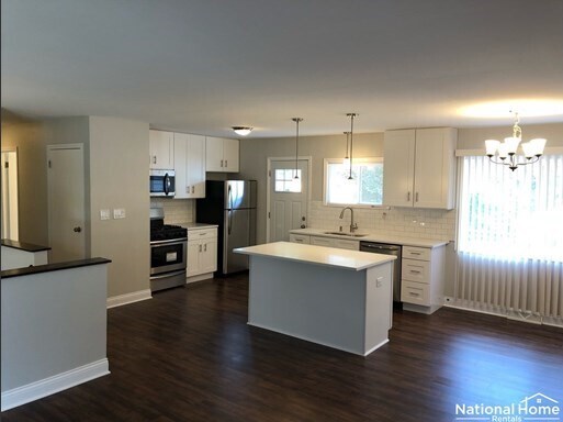 Building Photo - 330 E Tulip Dr