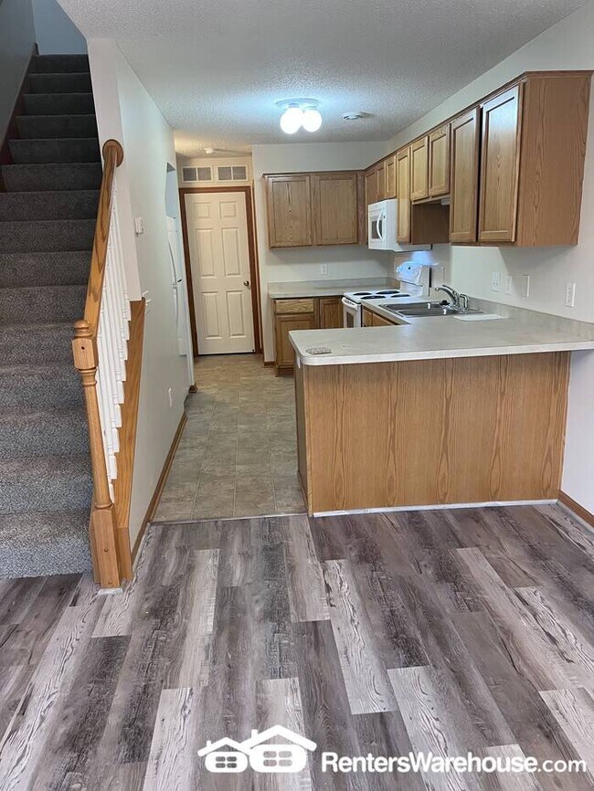Building Photo - Awesome Townhouse 3 beds and 1.5 baths (No Pets) Showings on 10-27-25 make a appointment today!