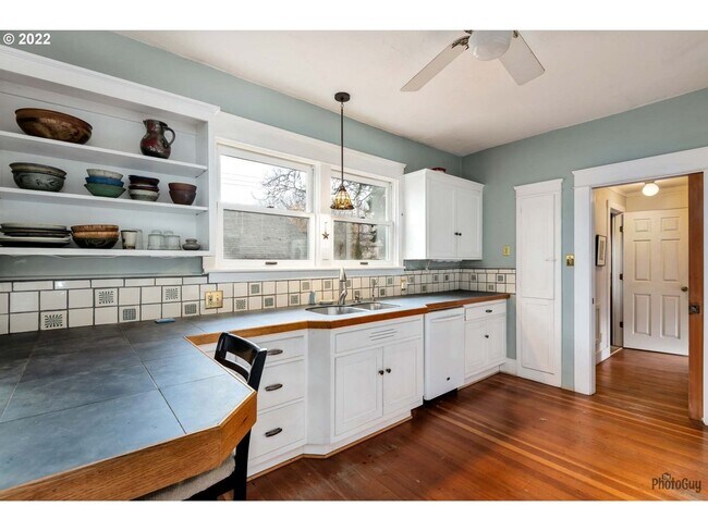 Foto del edificio - 4 Bedroom House Near Downtown Eugene