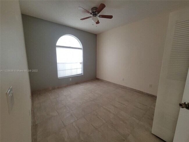 Building Photo - 10860 Fillmore Dr