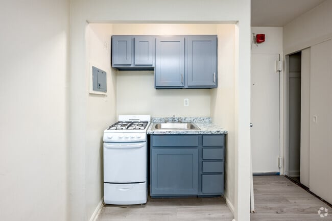 1BR, 1BA - 420SF - Kitchen - Holmead Apartments