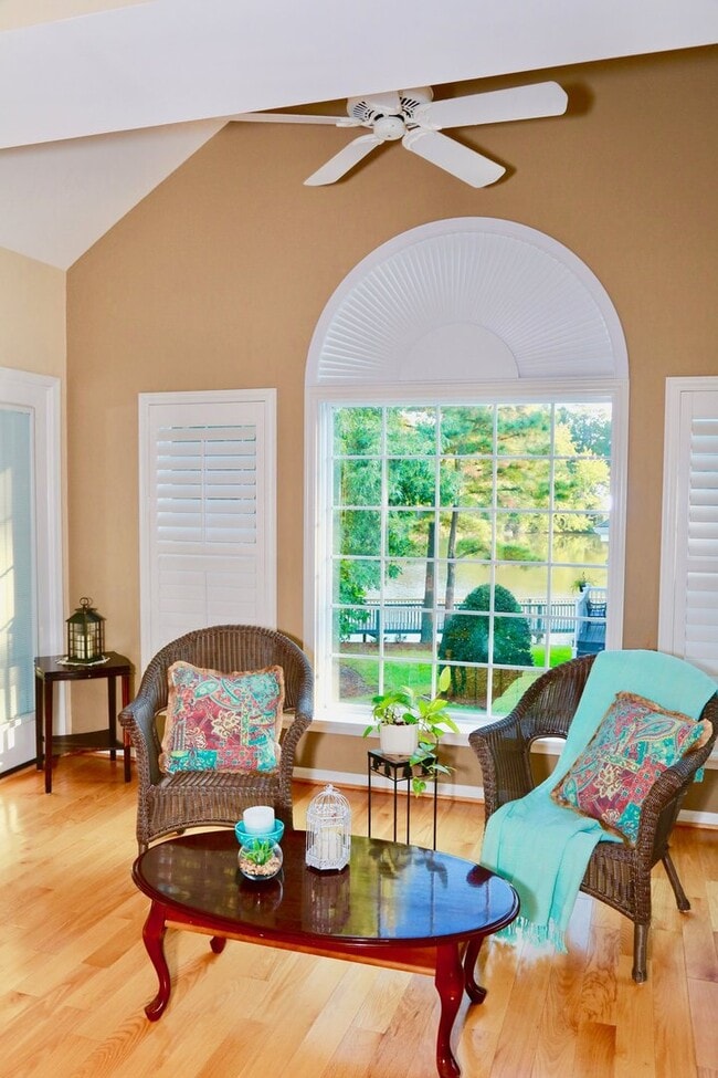 Building Photo - Available in August!  3 Bedroom 2 1/2 Bath...