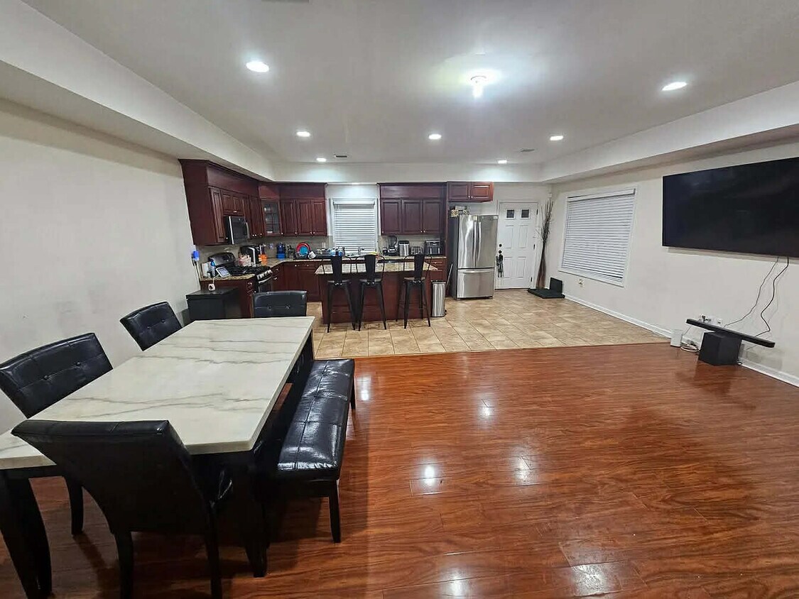 Building Photo - 128 Astoria Pl