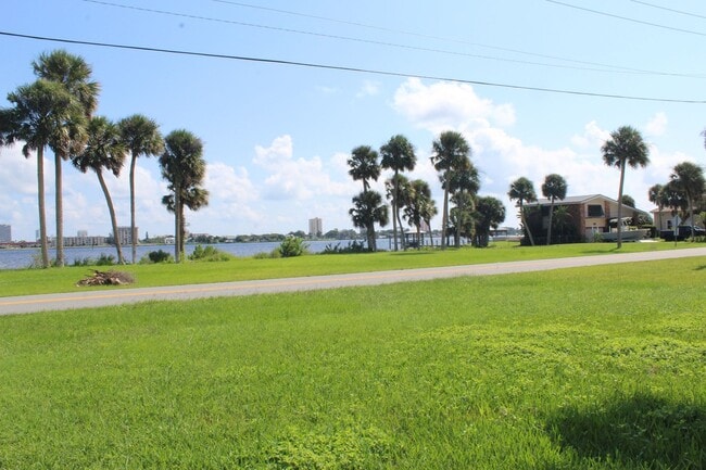 Building Photo - Furnished Riverview Home w/ Pool