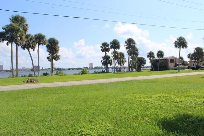 Foto del edificio - Furnished Riverview Home w/ Pool