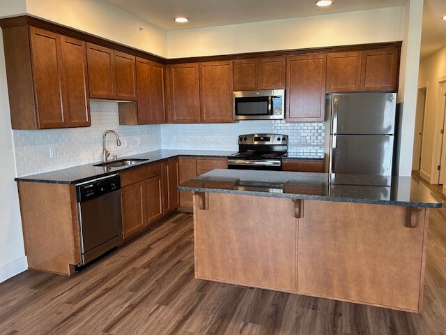 Foto del edificio - 700 N State St