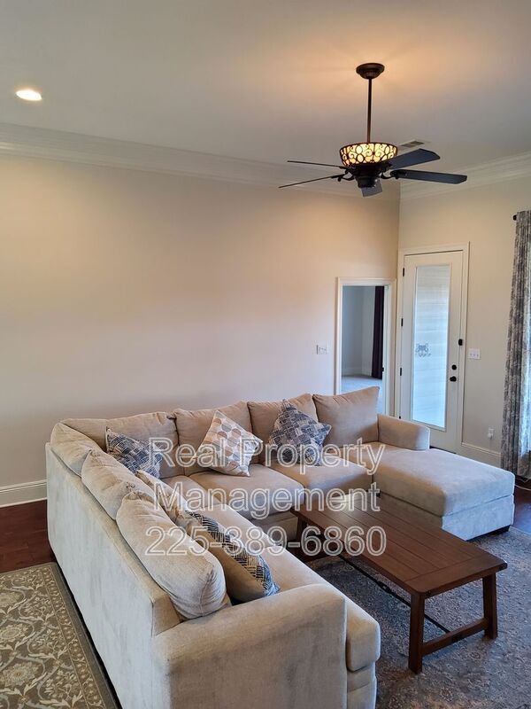 Building Photo - 10950 Hillpark Ave
