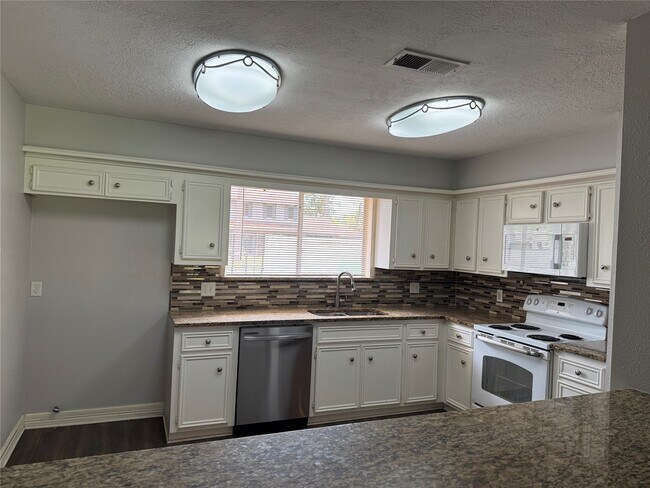 Foto del edificio - 3302 Tompkins Dr