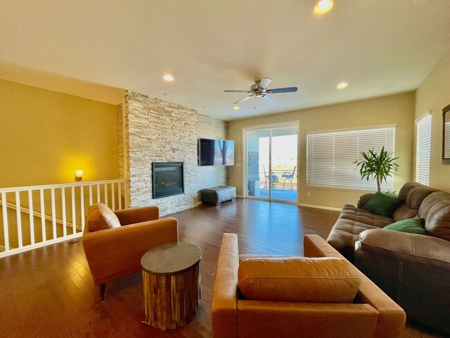 Building Photo - Beautiful 3 Bed, 4 Bath Home Backing to Go...