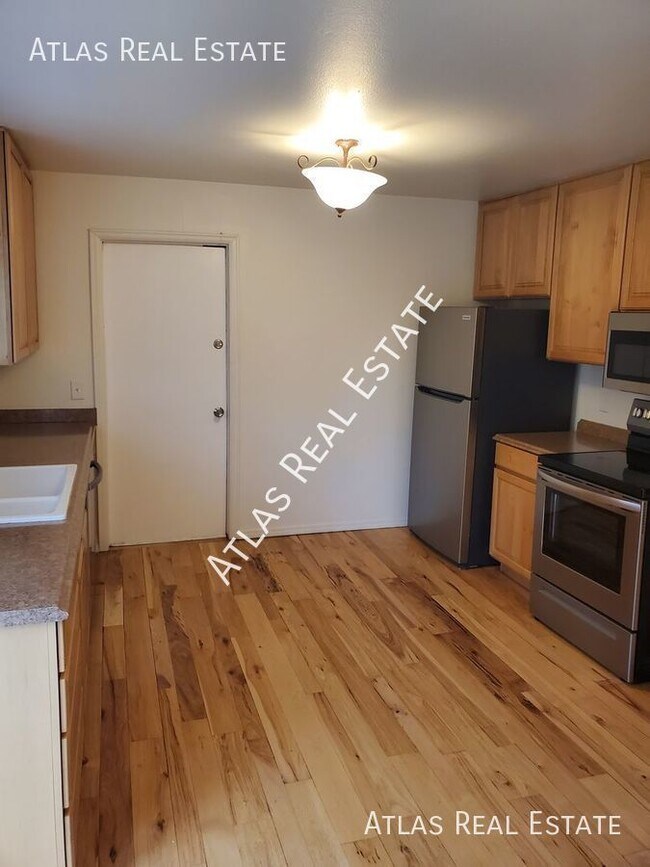 Building Photo - Spacious 4-Bed, 2-Bath Home at 16590 E. Ba...