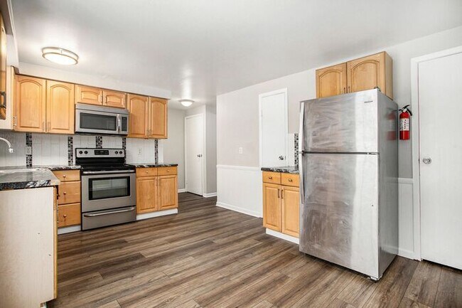 Foto del edificio - $1450- 3-Bed/1.5-Bath Town House Duplex, Basement, Garage, 1300 sq. ft. Attractive remodeled mode...