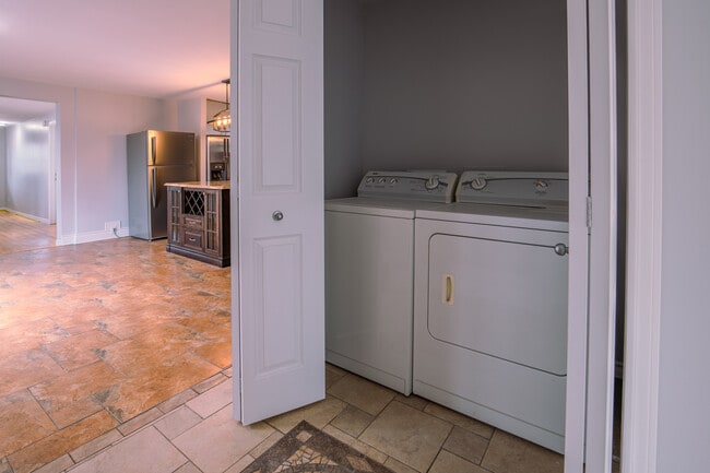 Building Photo - Furnished Private Room with Private washroom for Rent – All-Inclusive – Near Downtown Ottawa - He...