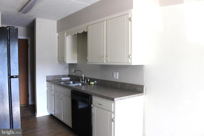 Building Photo - 45 Eisenhower Dr