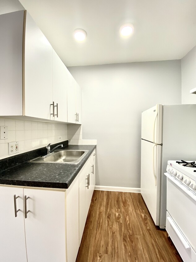 Building Photo - 4241 N Kenmore Ave