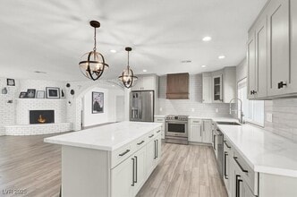 Building Photo - 1600 Eaton Dr