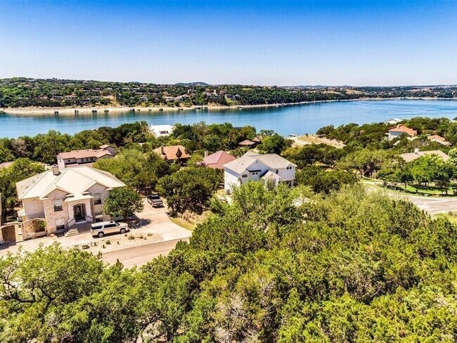 Foto del edificio - 18418 Lakeland Dr