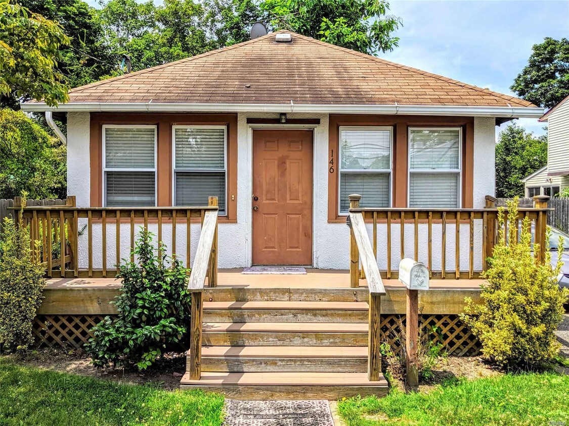 Primary Photo - 146 Penataquit Ave