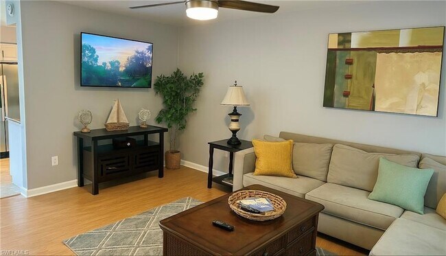 Building Photo - 633 Palm View Dr