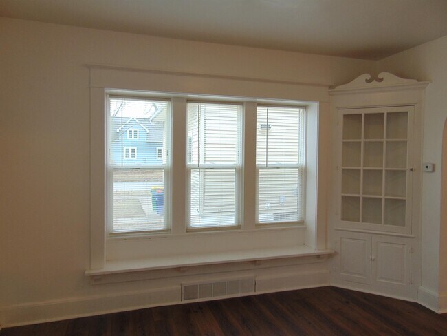 Building Photo - 715 Elmore St