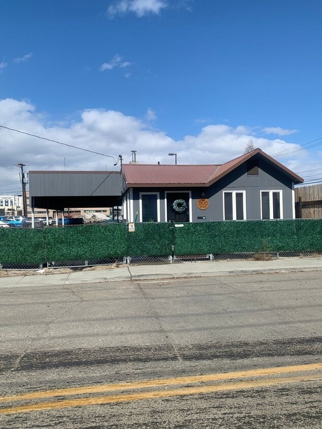 Primary Photo - Cute 1 Bedroom 1 Bathroom House - Pet Frie...